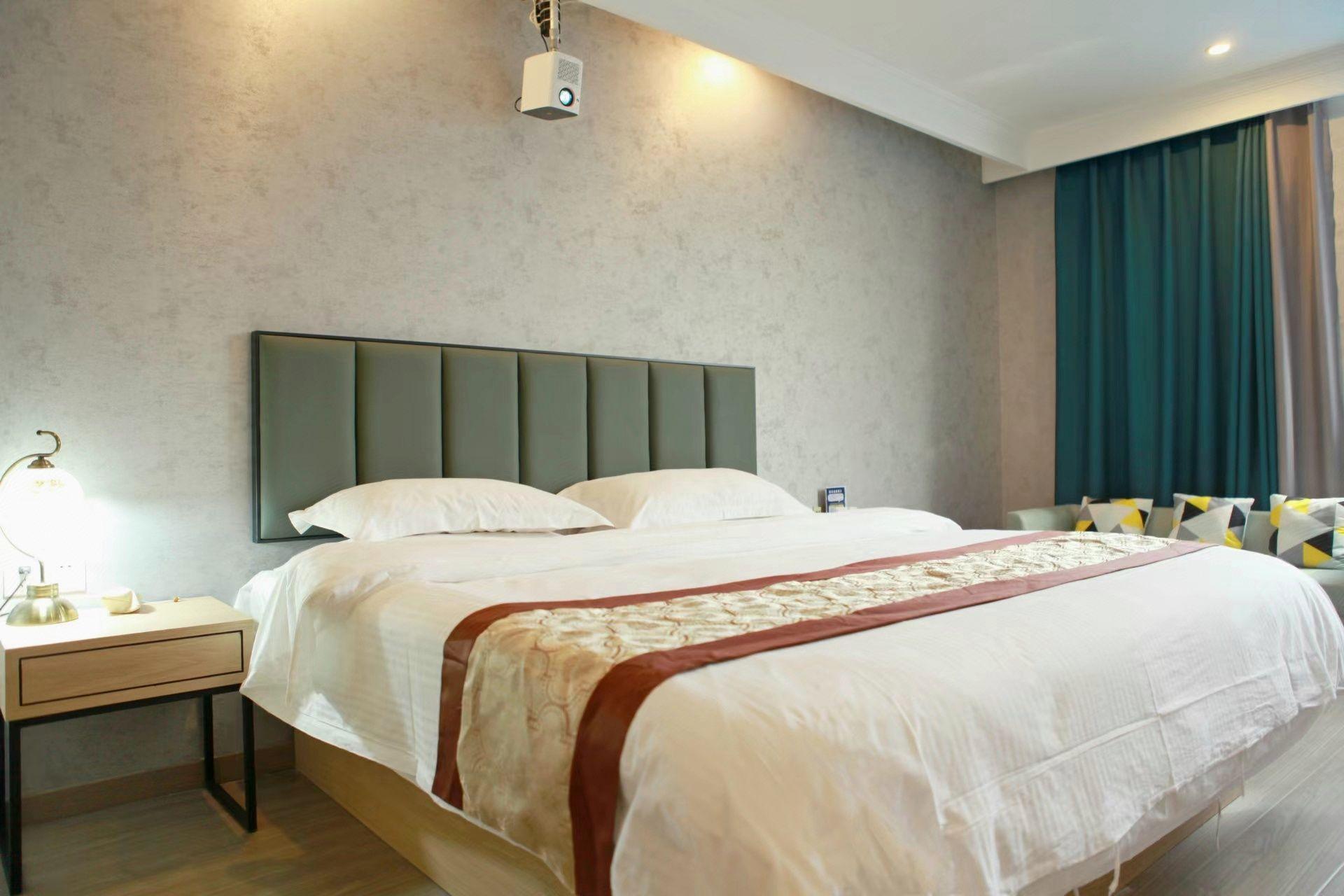 Smart, Queen Bed