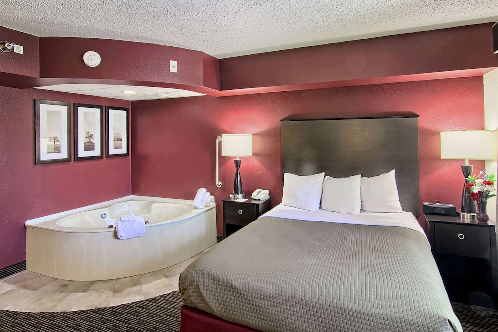 Blossom Hotel & Suites Traverse City 9/64