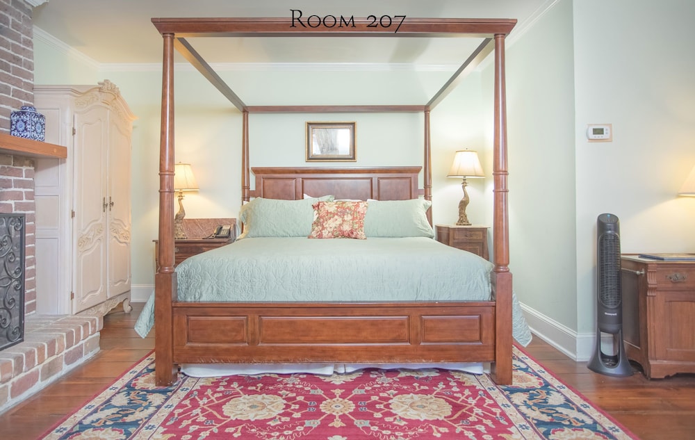 ROOM, KING BED