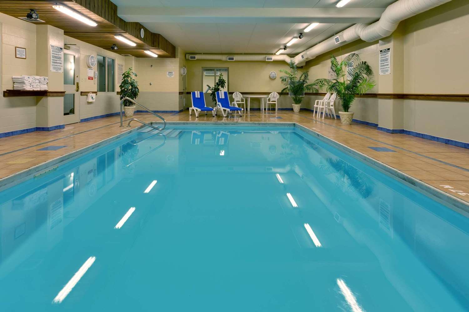 Staywell Inn & Suites 1/4