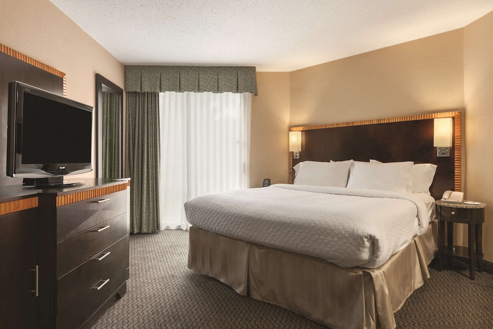 Embassy Suites by Hilton Birmingham 11/36