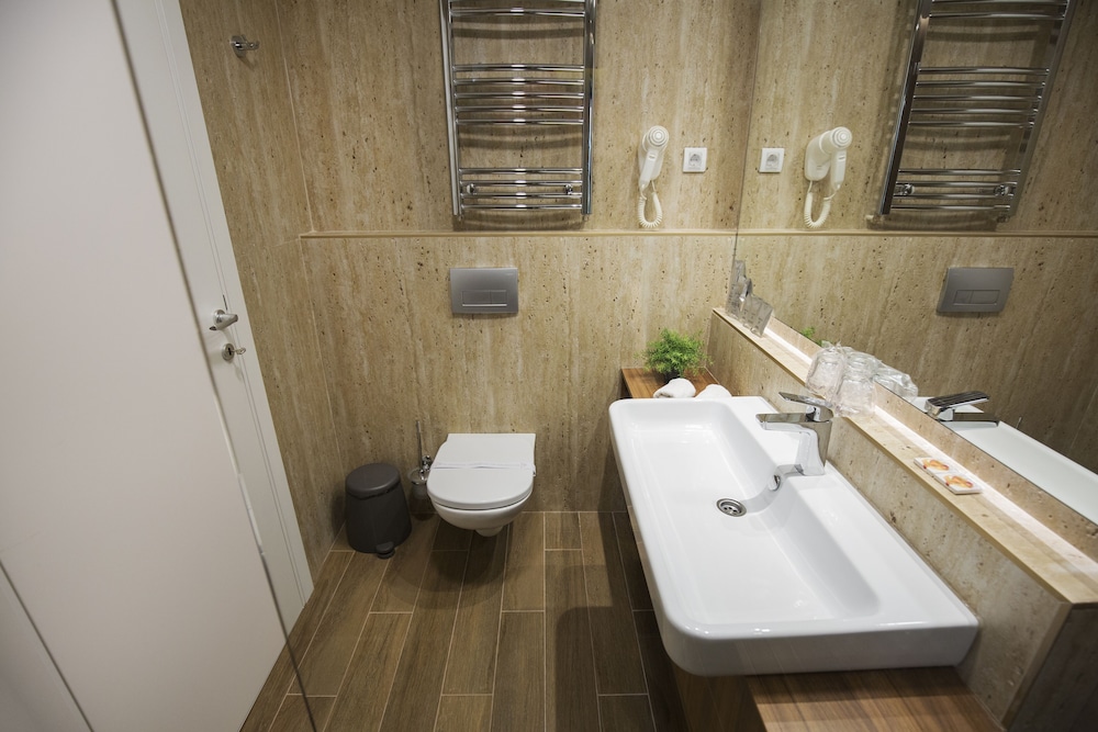 New City Hotel and Restaurant Nis 34/56