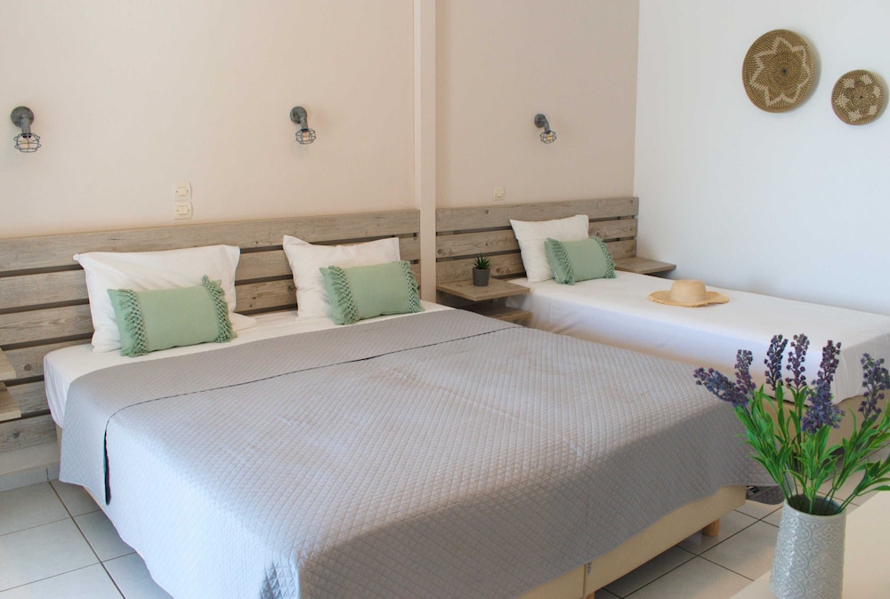Petros Studios and Suites 24/81