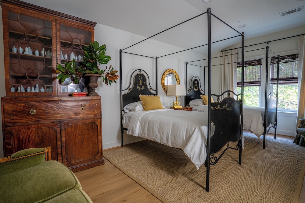 Lemoine, Suite, 2 Queen and Twin Beds