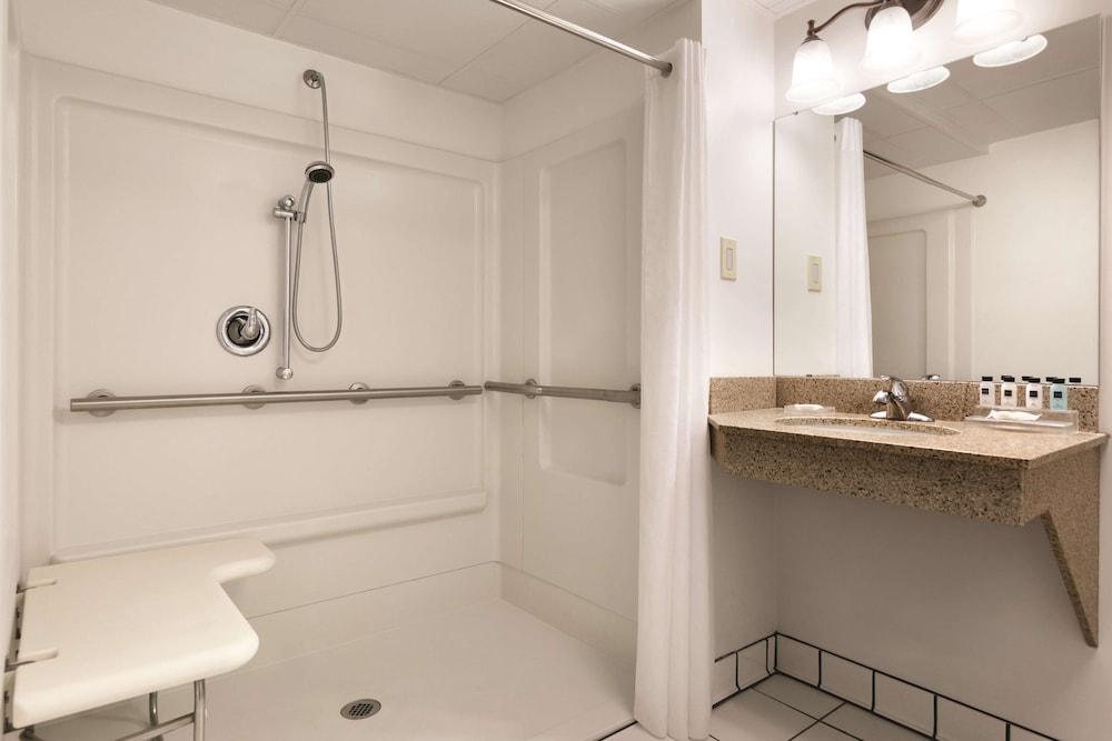 Country Inn and Suites by Radisson, Traverse City, MI 13/46