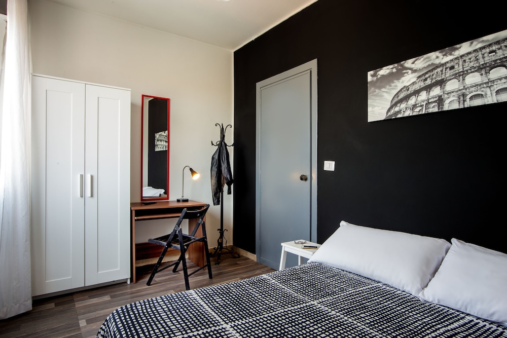 BASIC, QUEEN BED, SHARED BATHROOM