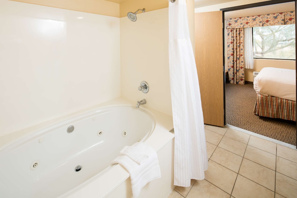 Red Lion Inn and Suites Goodyear Phoenix 11/36