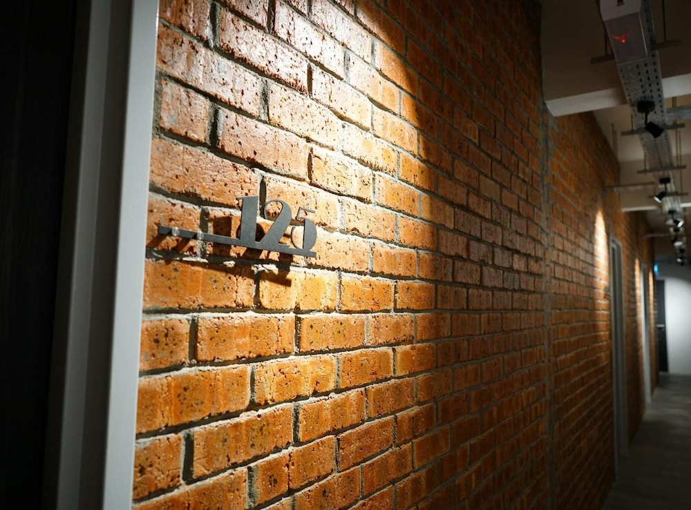 Brick Box Hotel 26/45