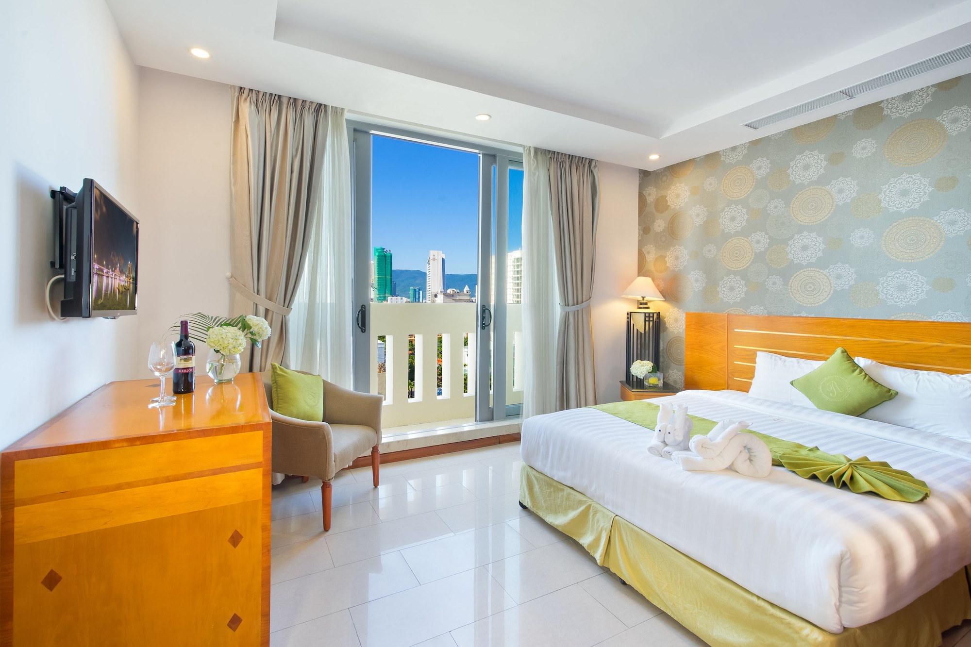 3 BEDROOMS, DELUXE, APARTMENT, PARTIAL SEA VIEW, BALCONY