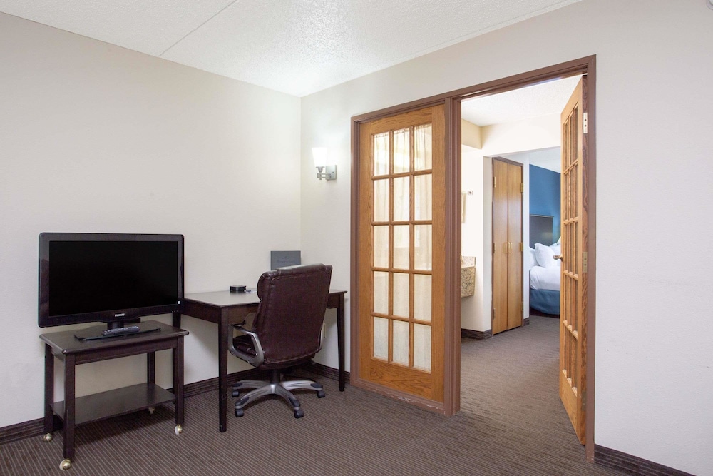 AmericInn by Wyndham Green Bay West 30/42