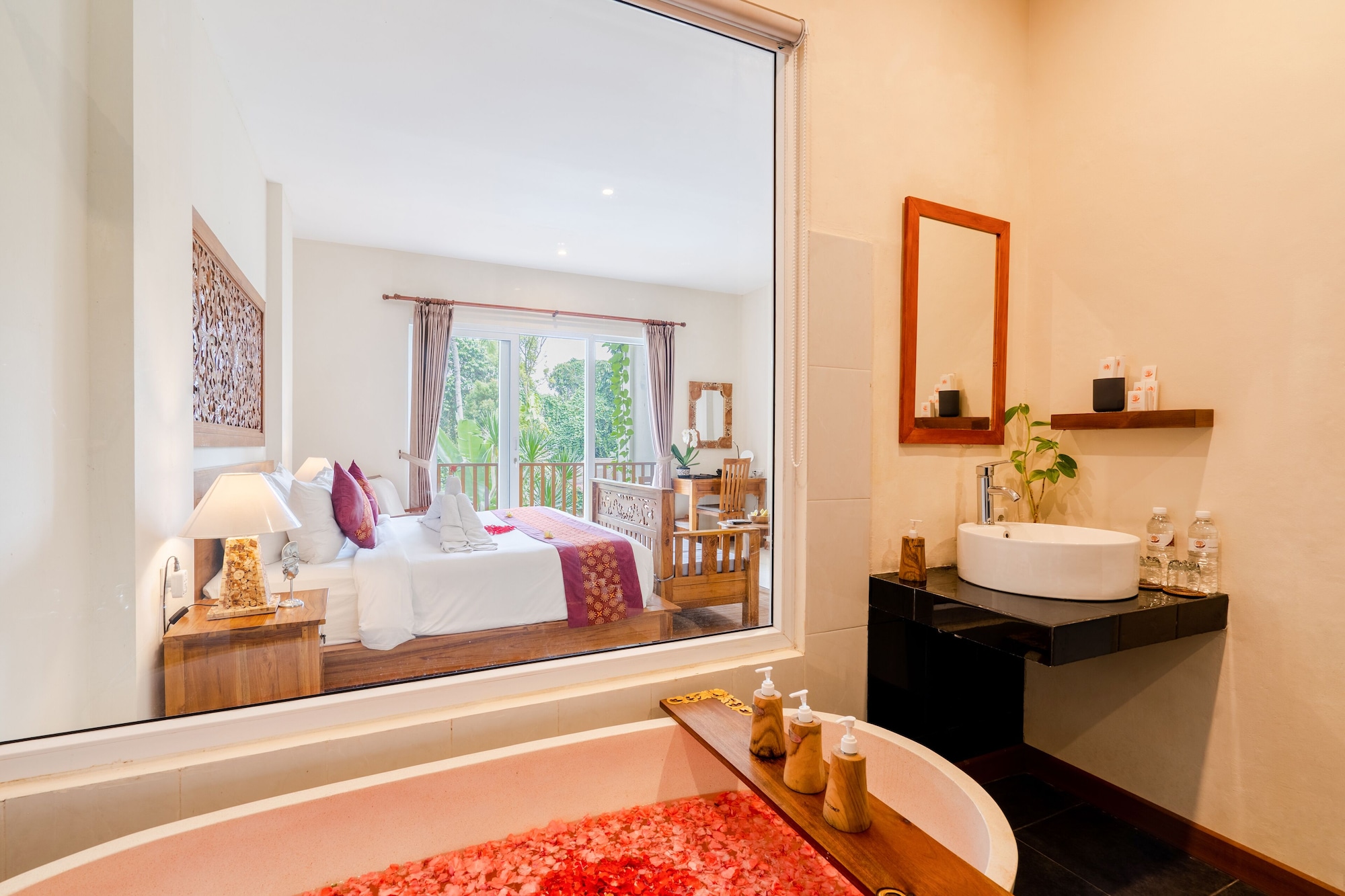 جناح بسرير كينج بإطلالة على المسبح بشرفة، Ashoka Tree Resort At Tanggayuda 4/5