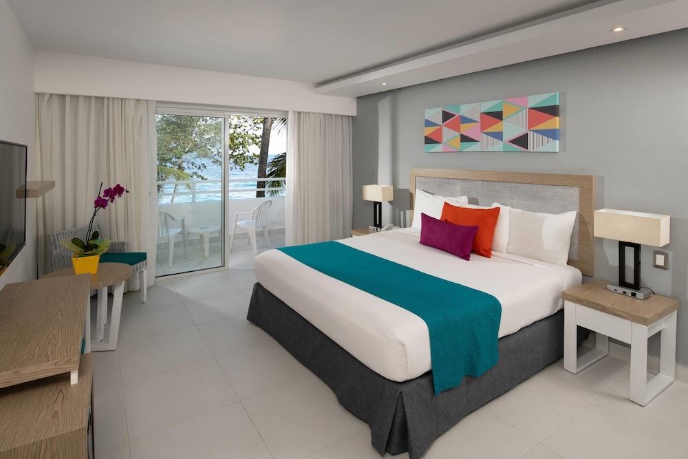 Deluxe, King Bed, Pool View, Balcony or Terrace, Accessible
