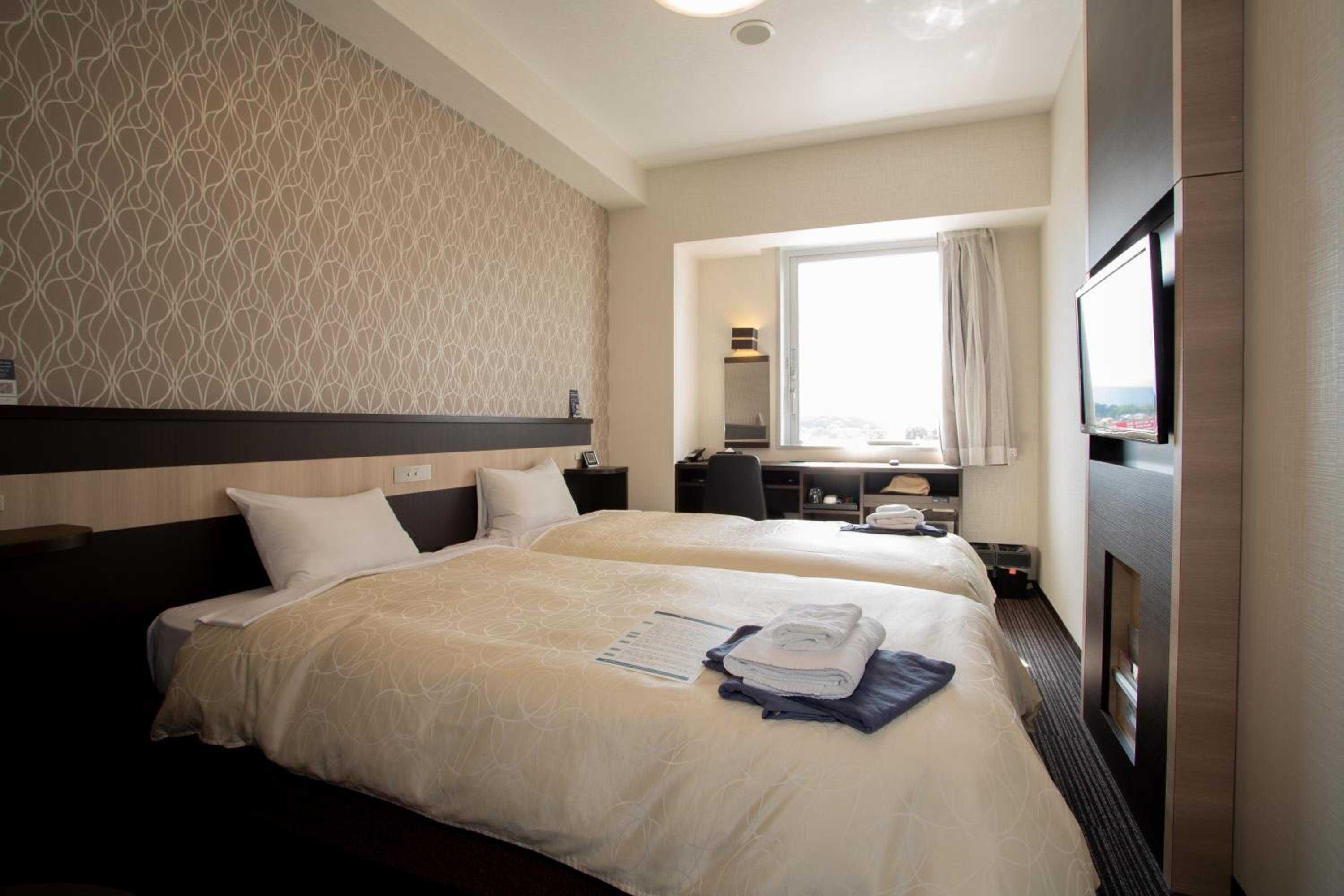 Hollywood, Twin Beds, Smoking