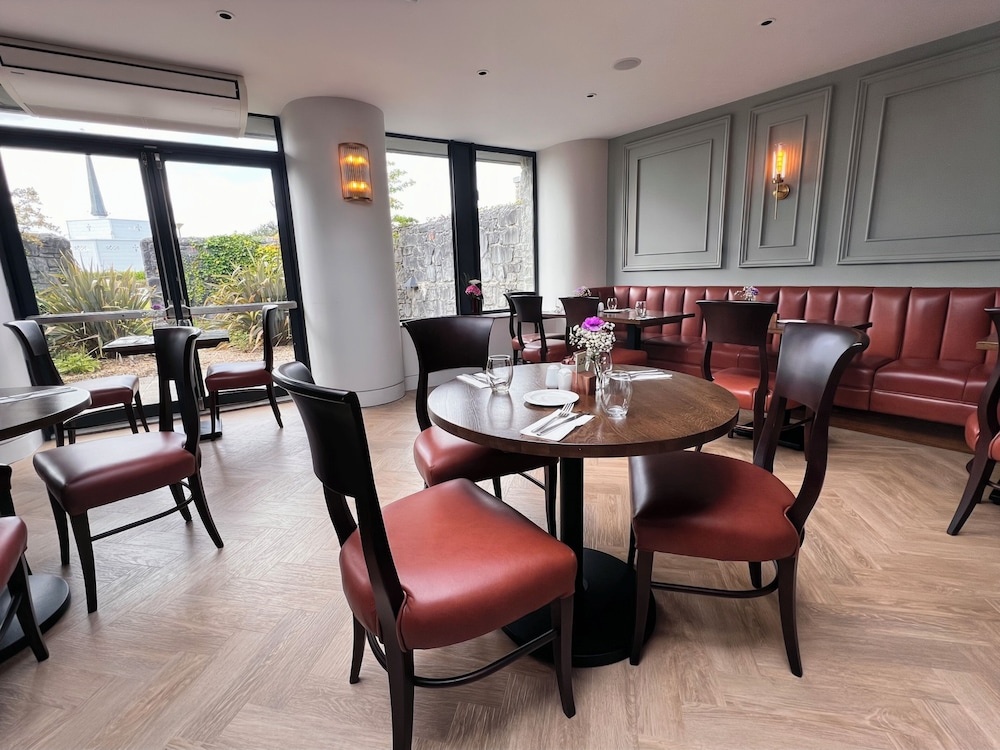 KNOCK HOUSE HOTEL 16/36