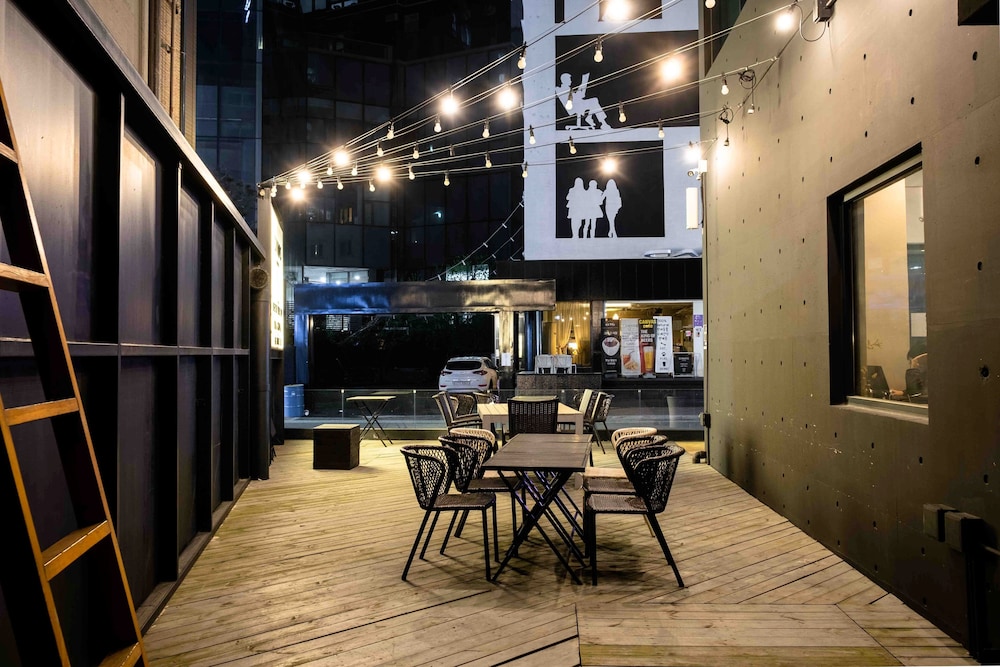 Canvas Hostel 44/54