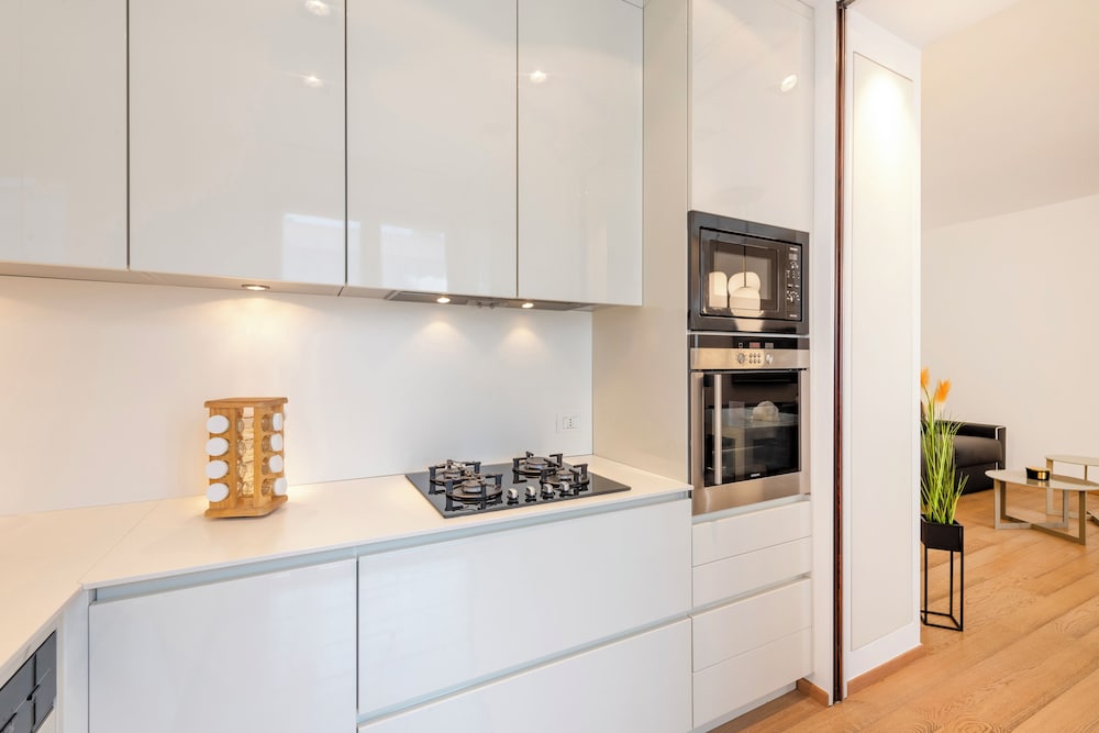 غرفة بسرير كوين مع أريكة، Milan Royal Suites Luxury Apartments 2/7