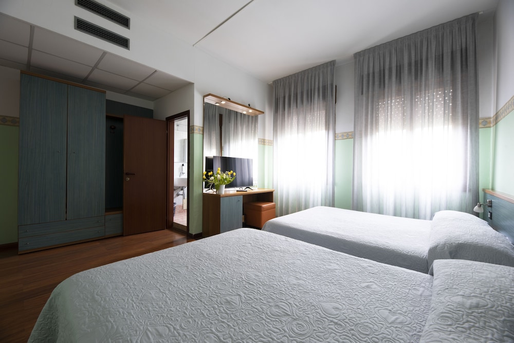 Vienna Hotel 13/53
