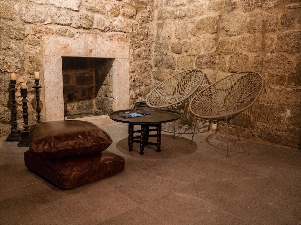 TRINITY BOUTIQUE HOTEL 40/45