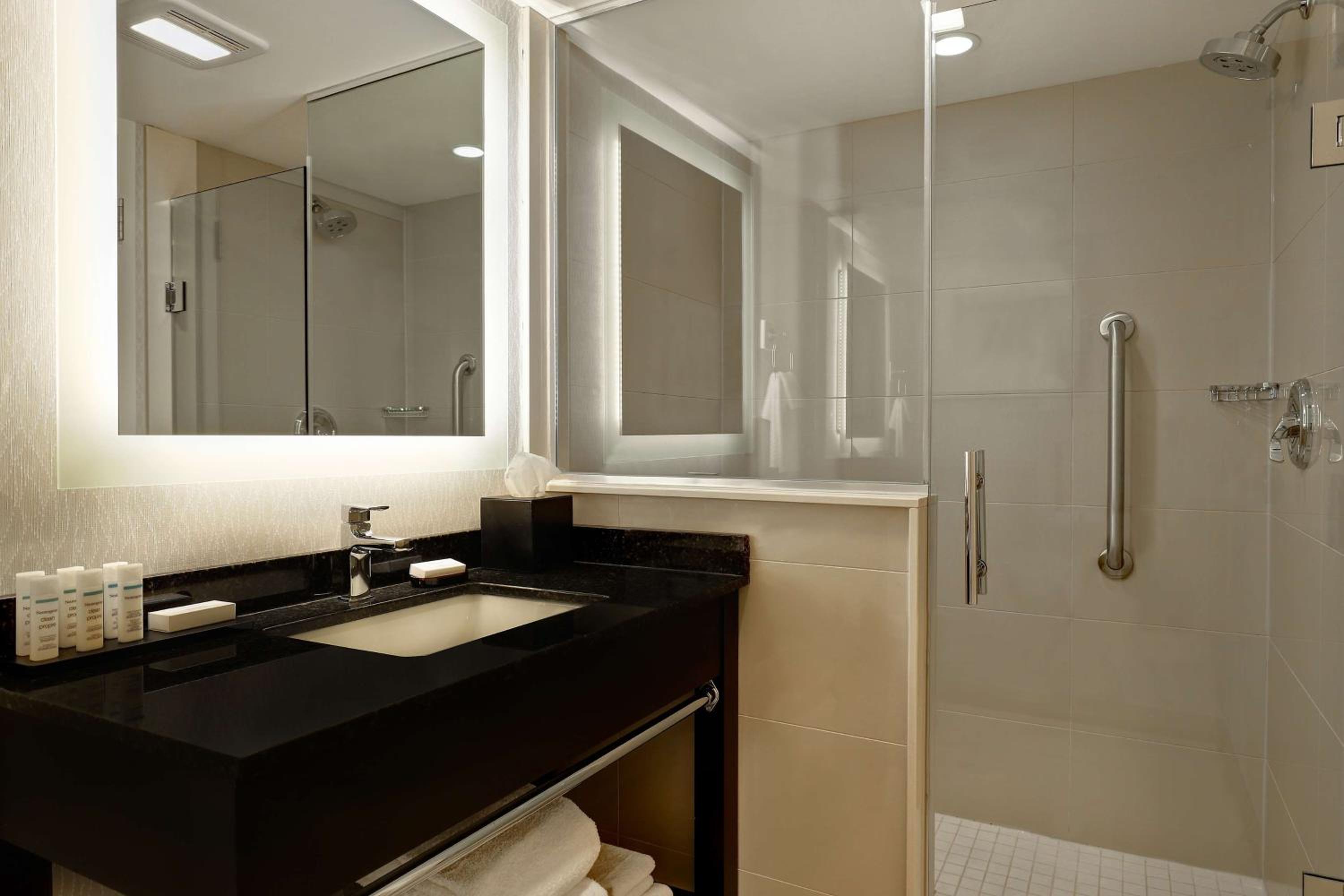 Suite, Queen Bed, Canadian Us Falls View، Embassy Suites By Hilton Niagara Falls Fallsview 5/5