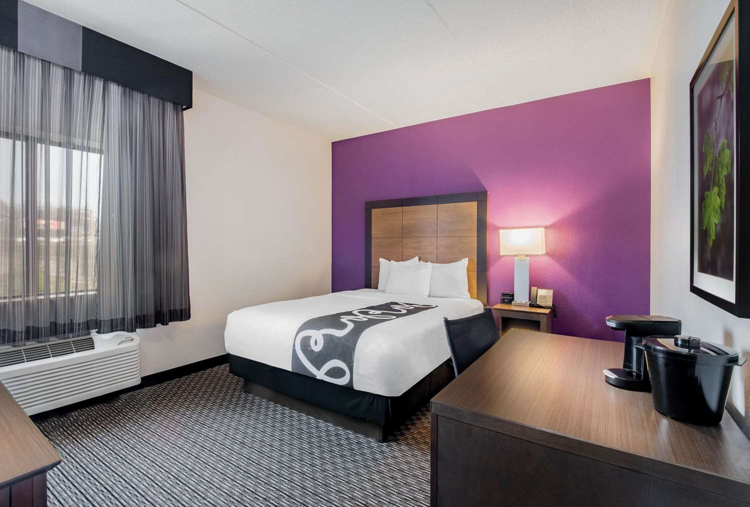 La Quinta Inn & Suites by Wyndham Baltimore BWI Airport 11/52