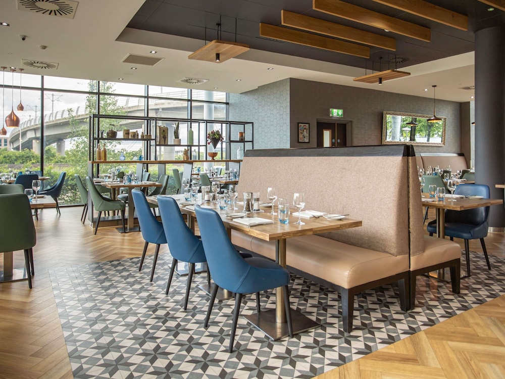 NOVOTEL EDINBURGH PARK 59/71