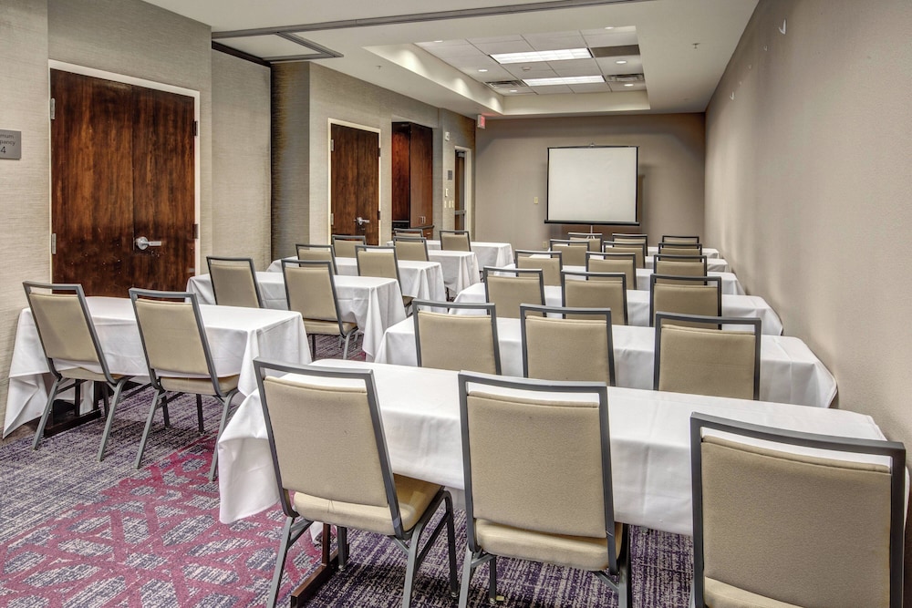 Courtyard by Marriott Kansas City Country Club Plaza 30/38