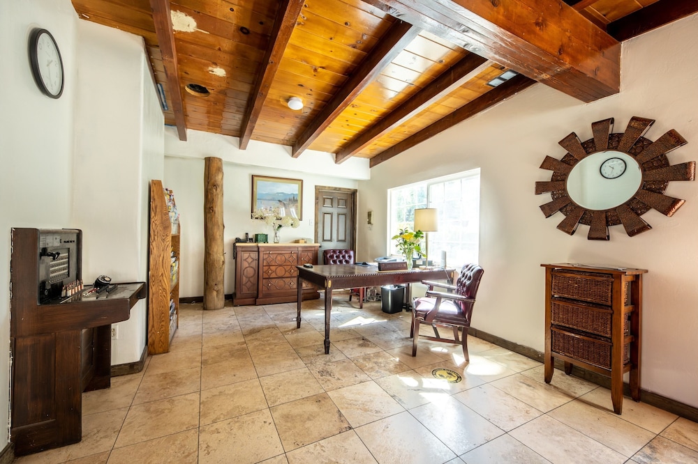 Emerald Bay Lodge 8/40