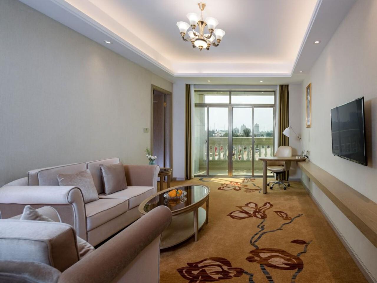 Vienna International Hotel (Haikou Old Town High Speed Railway Station) 41/58