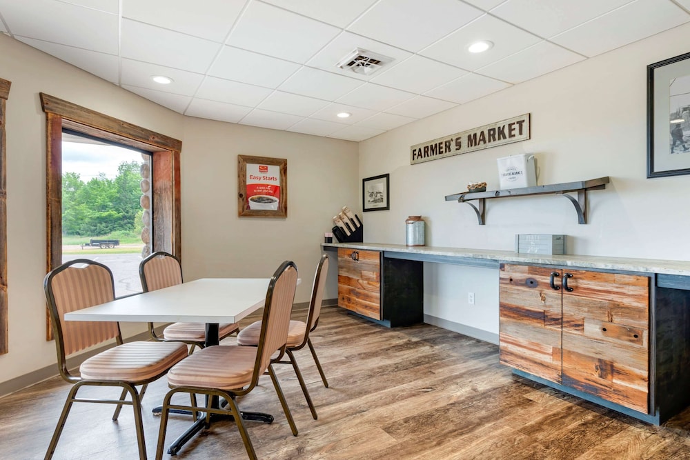 Econo Lodge Lakeview 10/44