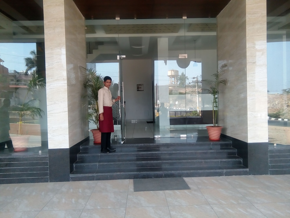 Crimson Park Shripriya Hotel 21/32
