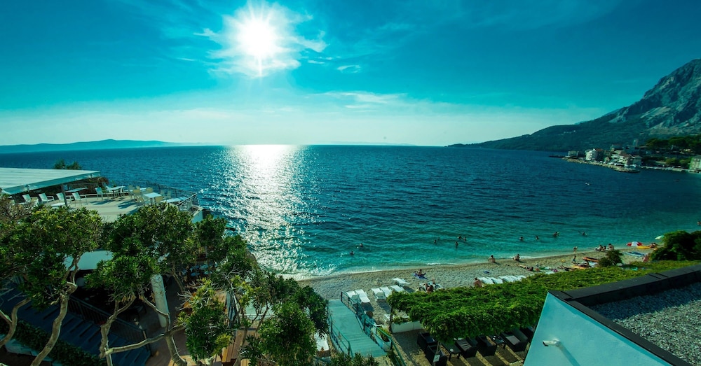 Beach Hotel Croatia 32/50