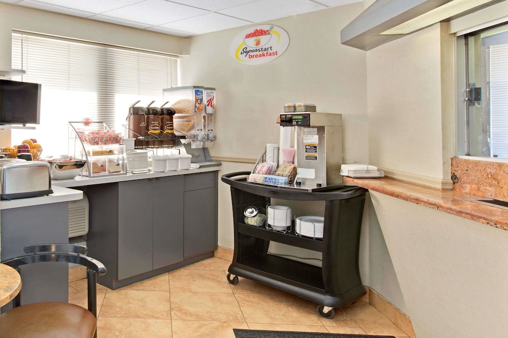 Super 8 by Wyndham Long Island City LGA Hotel 21/26
