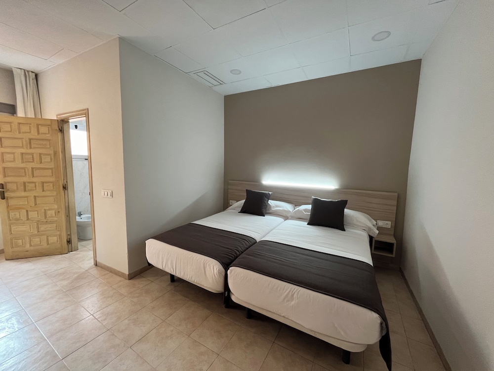 ROOM, TWIN BEDS