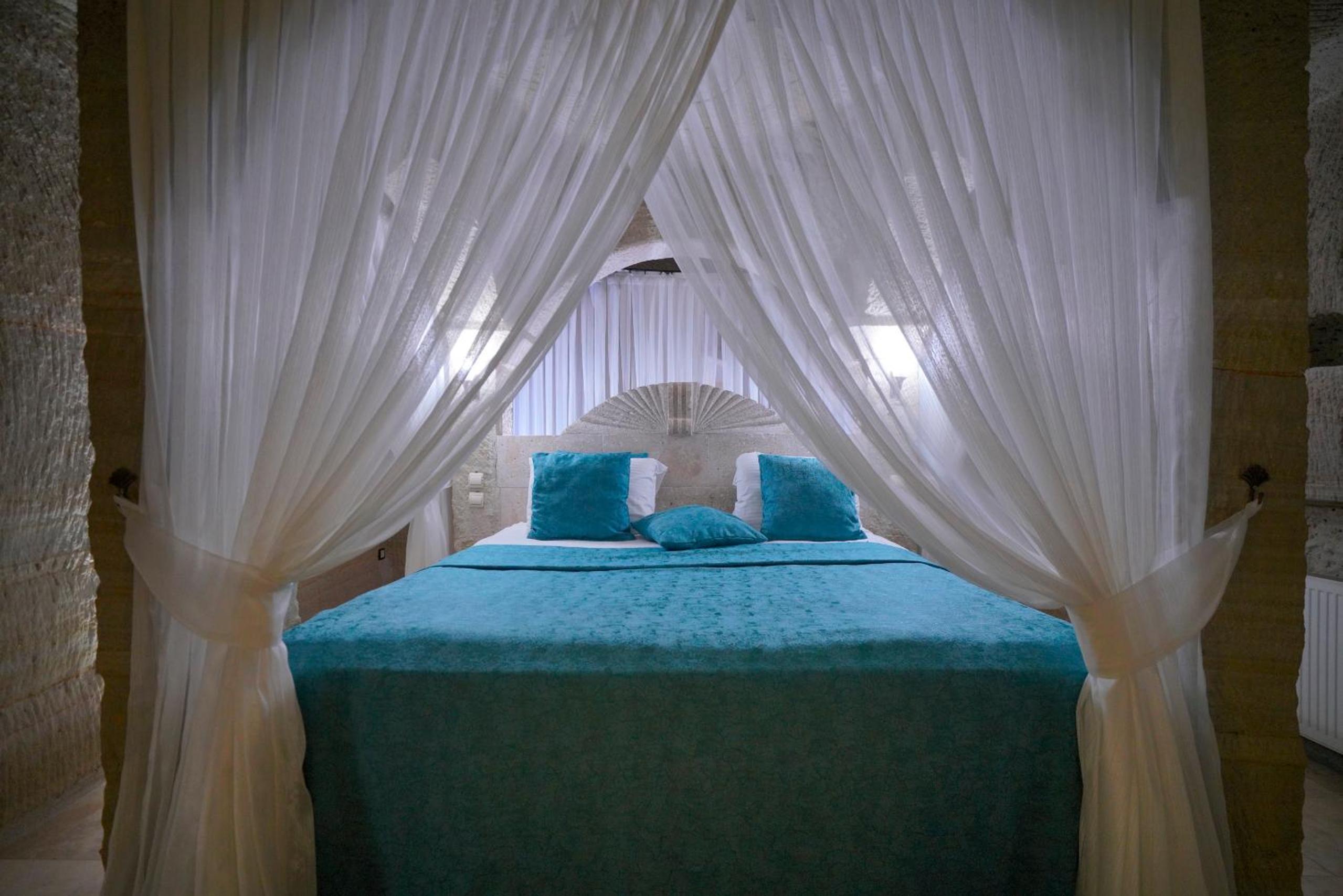 Cave, Sultan, Suite
