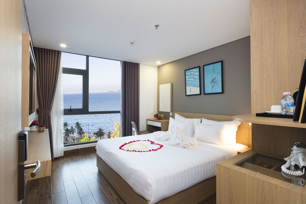 DELUXE, DOUBLE OR TWIN BED