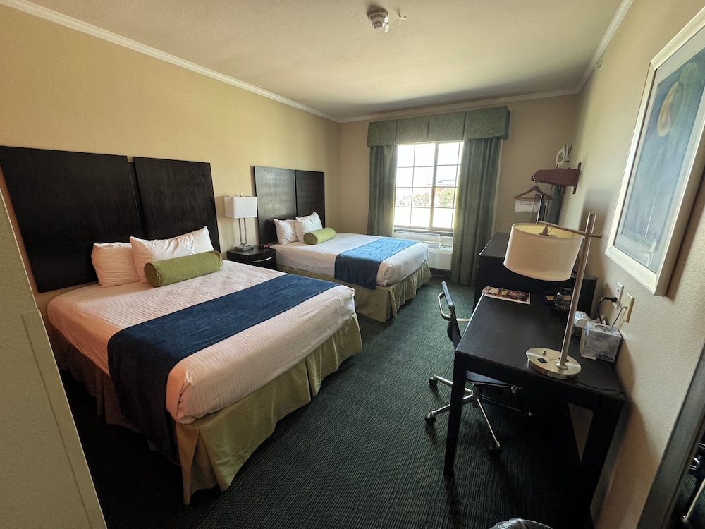 STANDARD, 2 QUEEN BEDS, CITY VIEW, ACCESSIBLE