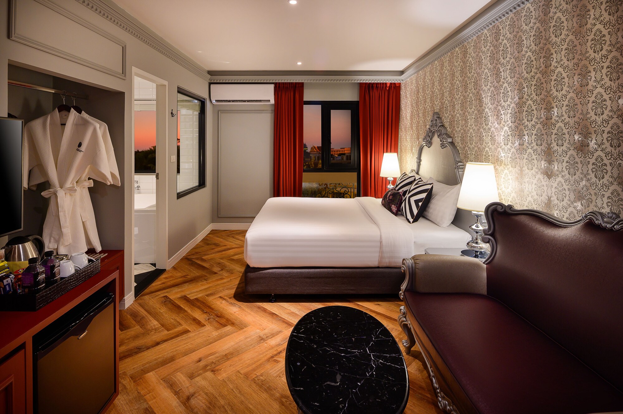 Premier, Double Bed, Street View, Jetted Tub