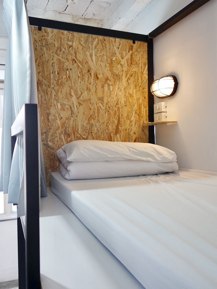 FEMALE DORM, FEMALE ONLY, SHARED BATHROOM