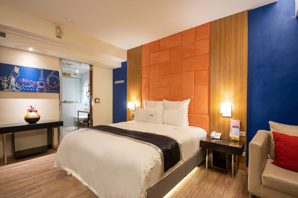 غرفة كلاسيكية بسرير كوين