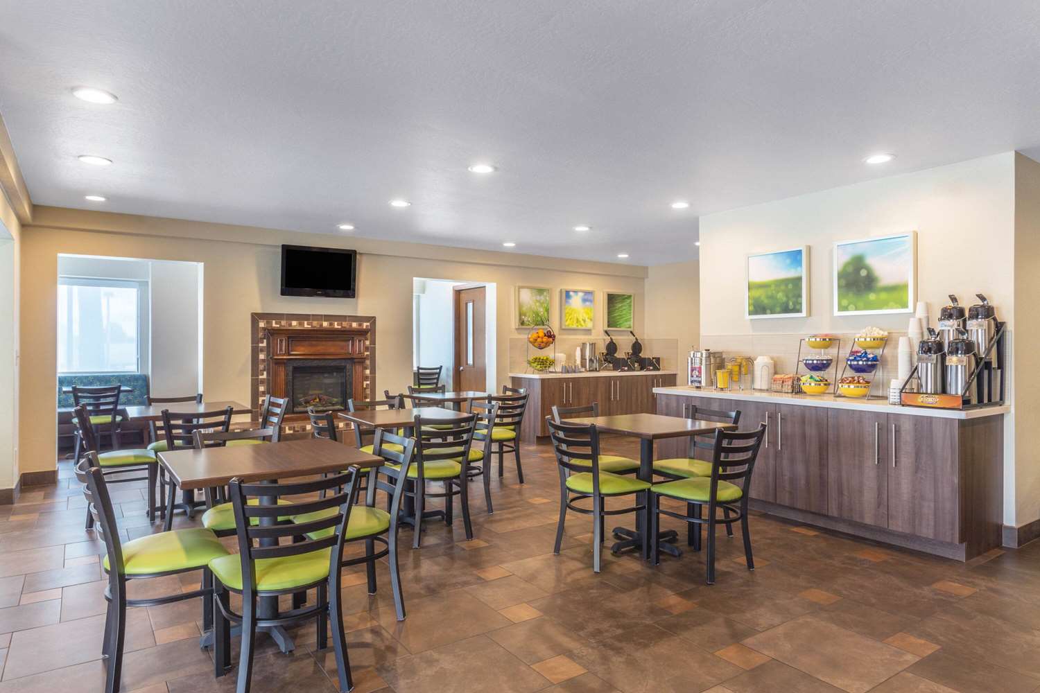 Days Inn & Suites by Wyndham East Flagstaff 26/36