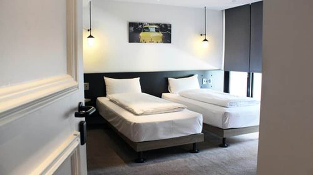 Check Inn Hotel 18/70