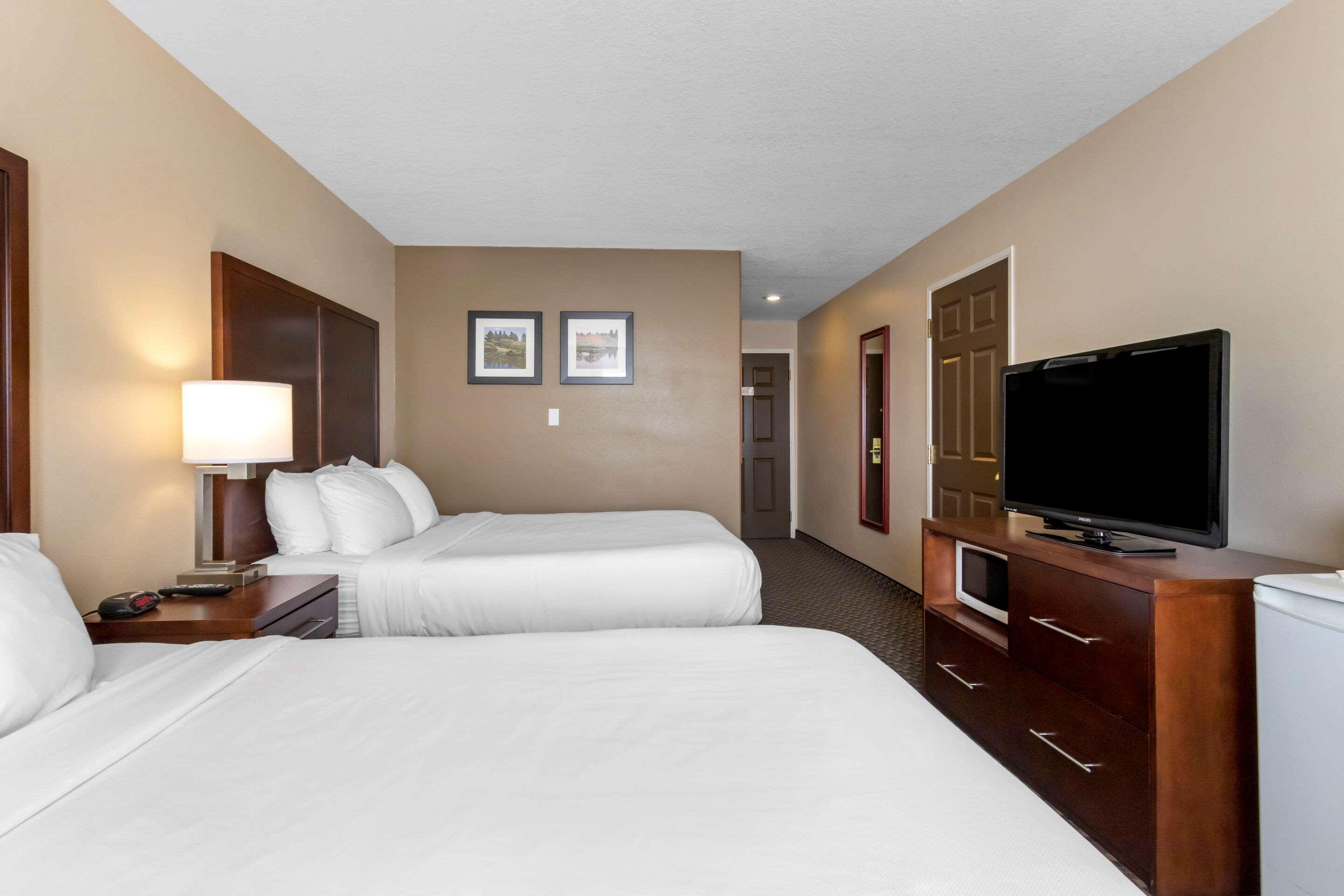 غرفة بسريرين كوين لذوي الإعاقة
