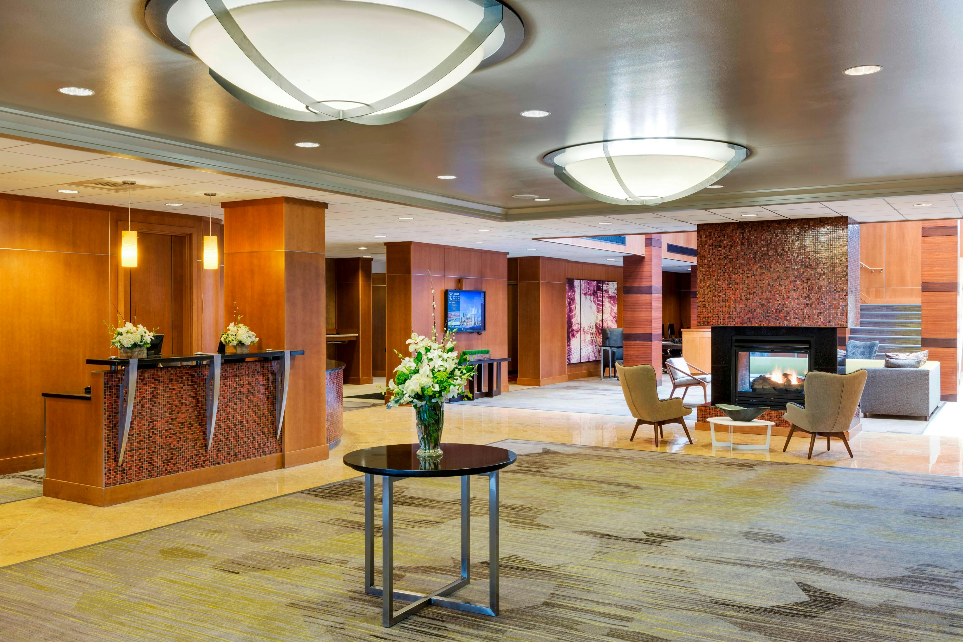 Lobby at COURTYARD BY MARRIOTT LOGAN AIRPORT, BOSTON - MA
