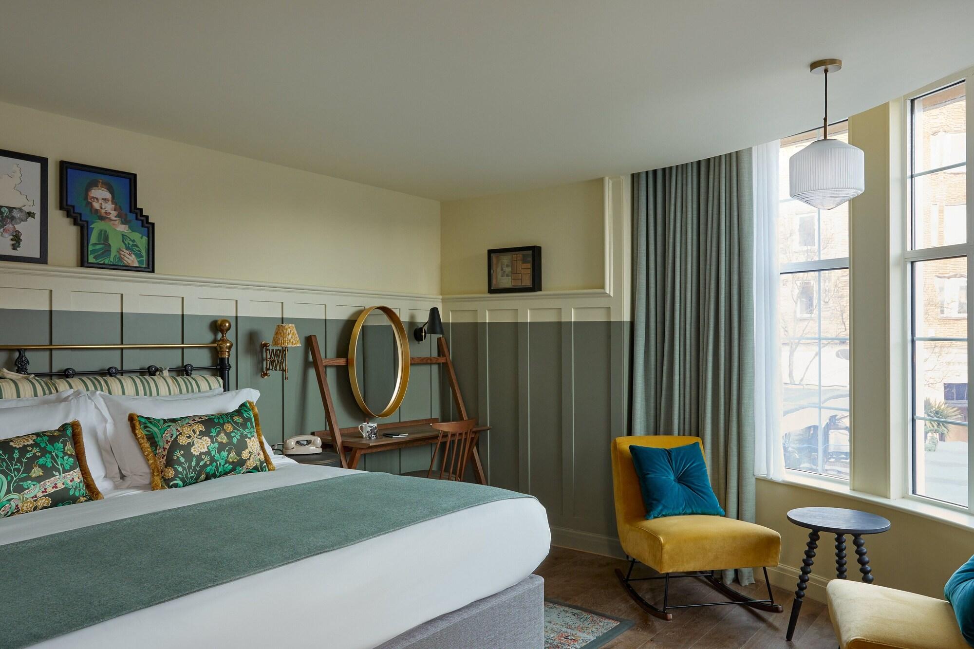 Feature, Suite, King Bed, Bathtub