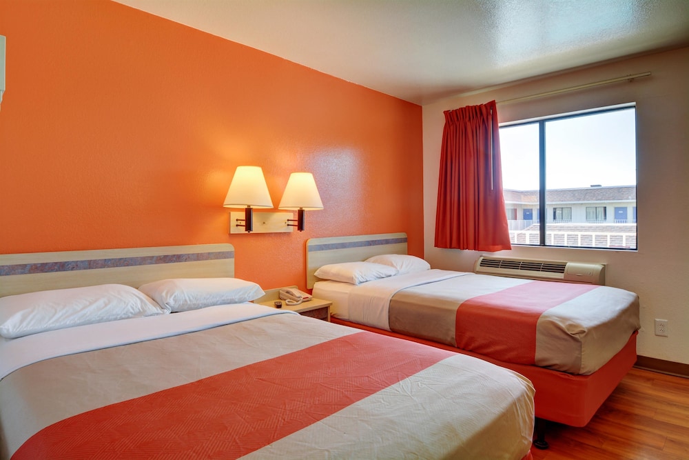 Motel6 Windsor Locks, CT - Hartford 33/66