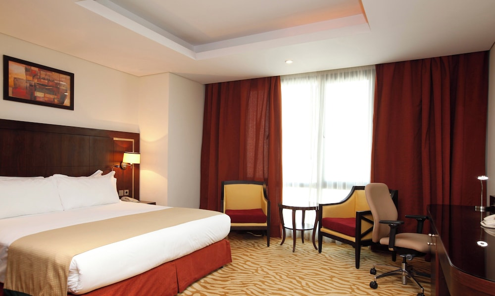 Suite, King Bed, City View, Holiday Inn Olaya 7/10