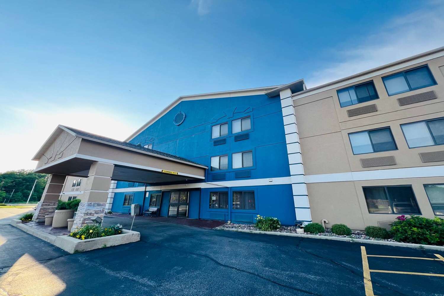 AmericInn by Wyndham Glendale/Milwaukee 4/28