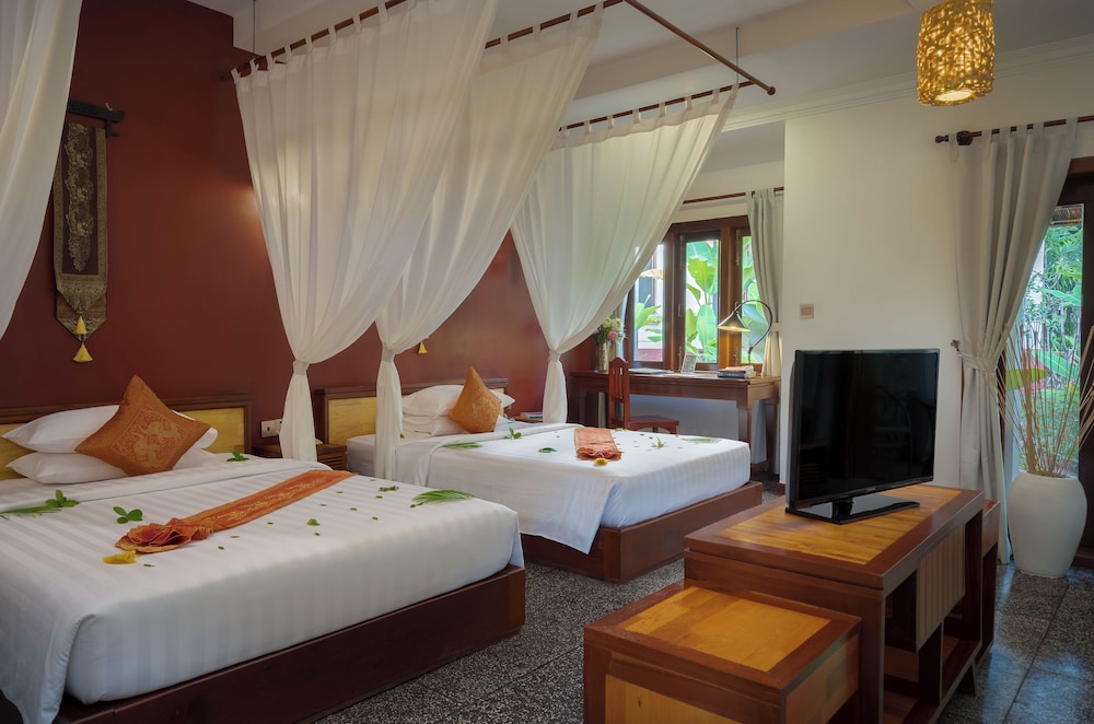 Private, Suite, King Bed, Garden View