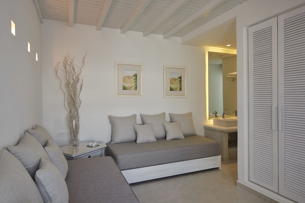 Petinos Beach 44/72