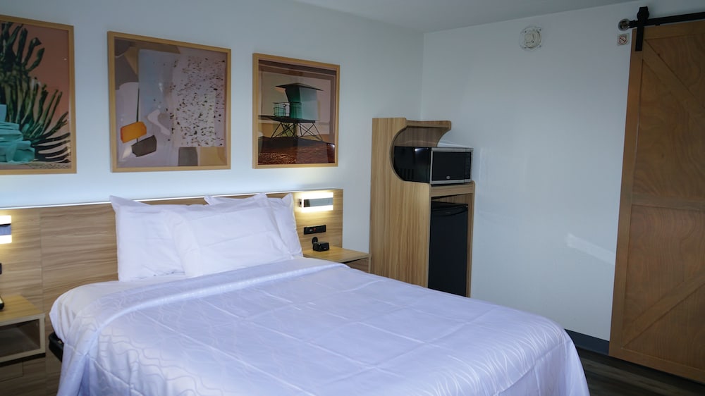 Airport Waterfront Inn 25/59
